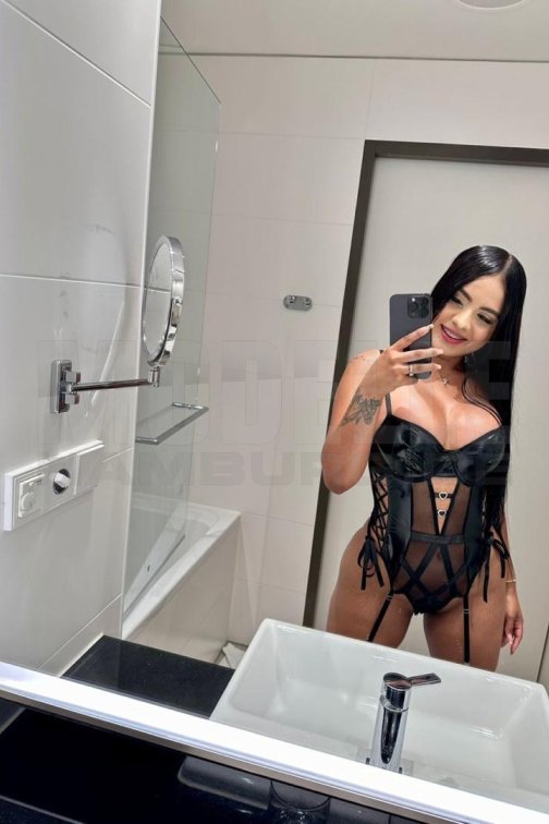 Kelly, 23, 165cm, 67kg, 75 C